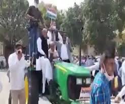 हरियाणा के पूर्व सीएम का ट्रैक्टर महिला विधायकों के खींचेने पर मचा बवाल हरियाणा के पूर्व सीएम का ट्रैक्टर महिला विधायकों के खींचेने पर मचा बवाल