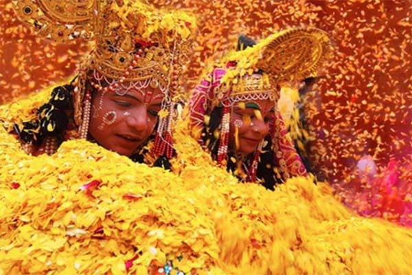 मथुरा और वृंदावन की होली इसलिए होती है खास मथुरा और वृंदावन की होली इसलिए होती है खास