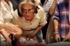  एक्ट्रेस जीनत अमान ने बॉलीवुड में पूरे किए 50 साल, 'लैला ओ लैला' गाकर काटा केक -विरल भयानी ने अपने इंस्टाग्राम अकाउंट पर सेलिब्रेशन का वीडियो शेयर करते हुए दी जानकारी