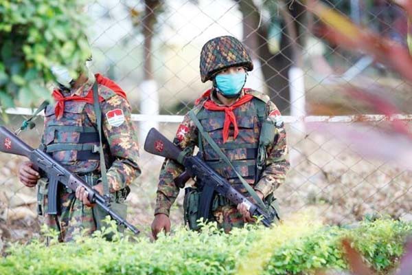 म्यांमार में सैन्य सरकार ने हिंसा की हदें पार की, पिता की गोद में बैठी 7 वर्षीय बच्ची को गोली मारी