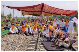 दिल्ली से पंजाब तक 31 जगह रेल ट्रैक पर बैठे किसान दिल्ली से पंजाब तक 31 जगह रेल ट्रैक पर बैठे किसान