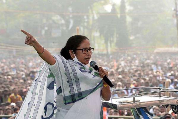 बंगाल: ममता 'दीदी' भी सॉफ्ट हिन्दुत्व की राह पर, महाशिवरात्रि पर भरेगी पर्चा बंगाल: ममता 'दीदी' भी सॉफ्ट हिन्दुत्व की राह पर, महाशिवरात्रि पर भरेगी पर्चा