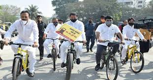 महाराष्ट्र में कांग्रेस विधायकों ने निकाली साइकिल रैली -केंद्र पर लगाया लोगों का मजाक उड़ाने का आरोप महाराष्ट्र में कांग्रेस विधायकों ने निकाली साइकिल रैली -केंद्र पर लगाया लोगों का मजाक उड़ाने का आरोप