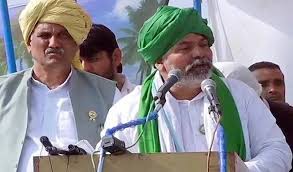 महापंचायत में छात्रा के सवाल पर निरुत्तर रहे राकेश टिकैत, फिर बंद कराया गया माइक महापंचायत में छात्रा के सवाल पर निरुत्तर रहे राकेश टिकैत, फिर बंद कराया गया माइक