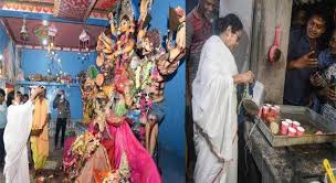 ममता ने मज़ार में जि़यारत की, फिर मंदिर में की चंडी पूजा, कहा मैं सबकी सेवा को तत्पर ममता ने मज़ार में जि़यारत की, फिर मंदिर में की चंडी पूजा, कहा मैं सबकी सेवा को तत्पर