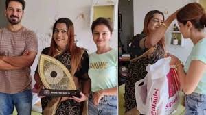 रुबीना दिलैक ने किन्नर समाज की गुरु मां को घर बुलाकर लिया उनका आशीर्वाद रुबीना दिलैक ने किन्नर समाज की गुरु मां को घर बुलाकर लिया उनका आशीर्वाद