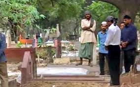  बॉलीवुड के बादशाह शाहरुख खान ने दिल्ली में माता-पिता की कब्र पर जाकर दी श्रद्धांजलि