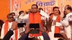 टीएमसी नेता सुशांत पाल ने भाजपा में शामिल होकर कान पकड़कर उठा-बैठक लगाई टीएमसी नेता सुशांत पाल ने भाजपा में शामिल होकर कान पकड़कर उठा-बैठक लगाई