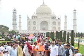 ताजमहल में शाहजहां के उर्स के तीसरे दिन चढ़ाई गयी 1331 मीटर लंबी चादर -मुख्य मकबरे पर कव्वालियां हुईं तथा रॉयल गेट पर बजते रहे शहनाई व नगाड़े ताजमहल में शाहजहां के उर्स के तीसरे दिन चढ़ाई गयी 1331 मीटर लंबी चादर -मुख्य मकबरे पर कव्वालियां हुईं तथा रॉयल गेट पर बजते रहे शहनाई व नगाड़े