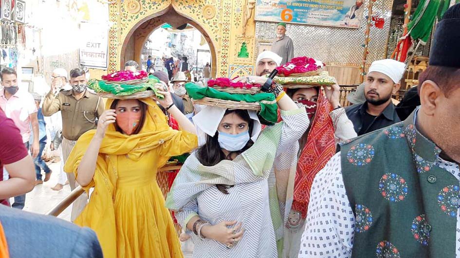 'द मैरिड वुमन' के लॉन्च से पहले एकता कपूर, रिद्धि डोगरा और मोनिका डोगरा ने अजमेर शरीफ में लिया आशीर्वाद! 'द मैरिड वुमन' के लॉन्च से पहले एकता कपूर, रिद्धि डोगरा और मोनिका डोगरा ने अजमेर शरीफ में लिया आशीर्वाद!