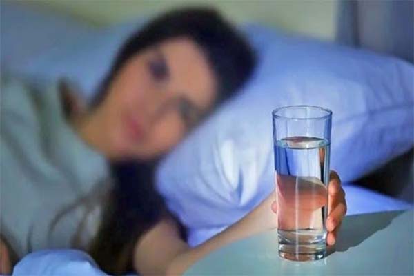 सिरहाने न रखें ये सामान सिरहाने न रखें ये सामान