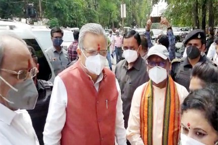 गिरफ्तारी देने लाव लश्कर के साथ थाने पहुंचे डॉ. रमन... गिरफ्तारी देने लाव लश्कर के साथ थाने पहुंचे डॉ. रमन...