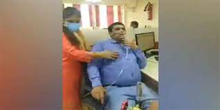 कोरोना संक्रमित कर्मचारी नहीं मिली छुटटी, ऑक्सीजन सिलेंडर के साथ पहुंचा बैंक कोरोना संक्रमित कर्मचारी नहीं मिली छुटटी, ऑक्सीजन सिलेंडर के साथ पहुंचा बैंक