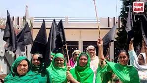  किसान काला दिवस: पंजाब, हरियाणा में लोगों ने घरों और वाहनों पर लगाए काले झंडे