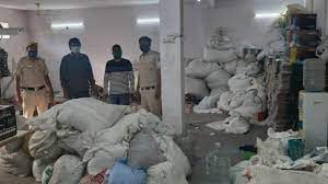 दिल्ली के दो गोदामों पर पुलिस का छापा दिल्ली के दो गोदामों पर पुलिस का छापा