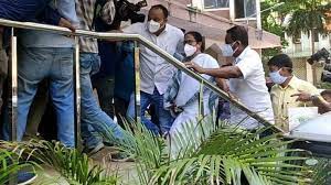 ममता के दो मंत्रियों समेत 4 नेता हुए गिरफ्तार सीबीआई के दफ्तर पहुंचीं ममता बनर्जी ममता के दो मंत्रियों समेत 4 नेता हुए गिरफ्तार सीबीआई के दफ्तर पहुंचीं ममता बनर्जी