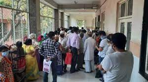 एमएमजी अस्पताल में टीका लगवाने के लिए लगी भीड़ एमएमजी अस्पताल में टीका लगवाने के लिए लगी भीड़