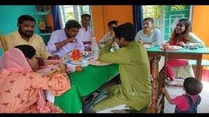 तिरंगे पर ईद की थाली सजा कर खाया खाना, 6 गिरफ्तार तिरंगे पर ईद की थाली सजा कर खाया खाना, 6 गिरफ्तार