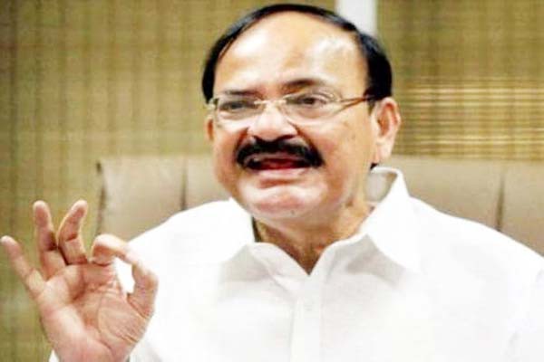 मीडिया झूठी व सनसनीखेज खबरों के बढ़ते प्रचलन को रोके : नायडू मीडिया झूठी व सनसनीखेज खबरों के बढ़ते प्रचलन को रोके : नायडू