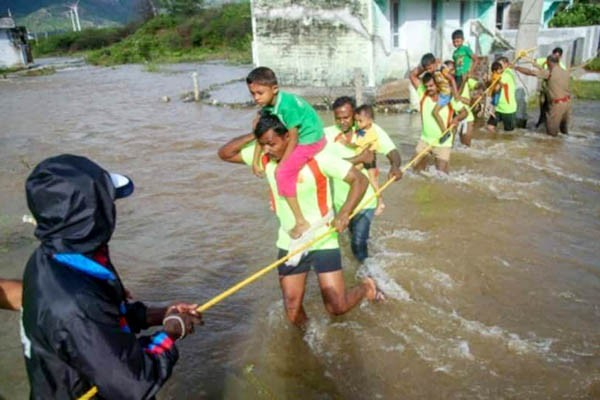 आंध्र प्रदेश और तमिलनाडु में बारिश ने मचाई तबाही 