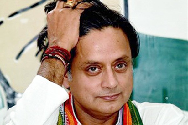 हिंदू बनाम हिंदुत्व की बहस में कांग्रेस नेता शशि थरूर की एंट्री हिंदू बनाम हिंदुत्व की बहस में कांग्रेस नेता शशि थरूर की एंट्री