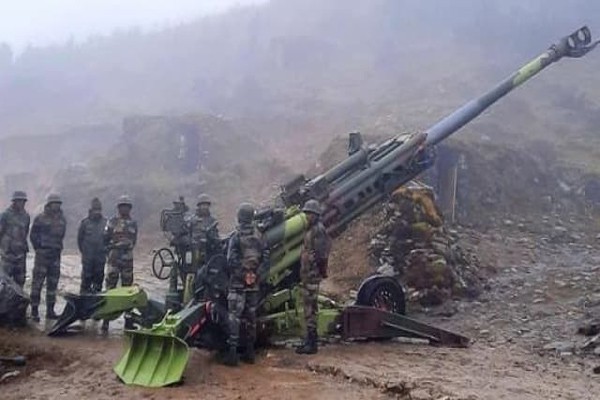 चीन की हरकतों पर सेना की पैनी नजर एलएसी पर एम-777 तोपों से बढ़ी ताकत चीन की हरकतों पर सेना की पैनी नजर एलएसी पर एम-777 तोपों से बढ़ी ताकत