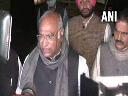 कांग्रेस ने बनाई संसद में मोदी सरकार को घेरने की रणनीति कांग्रेस ने बनाई संसद में मोदी सरकार को घेरने की रणनीति