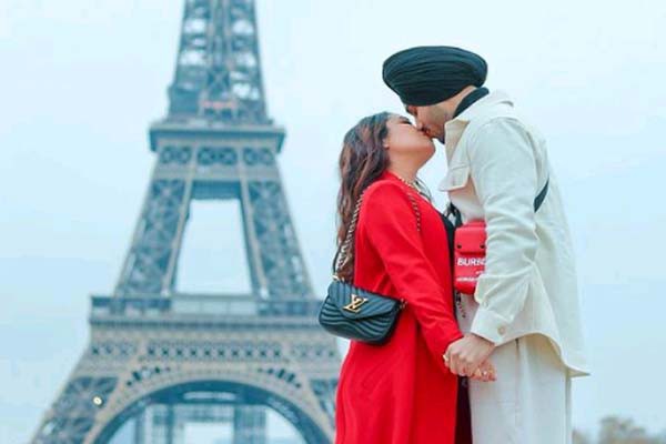 खुली सड़क पर नेहा कक्ड़ ने पति किया लिपलॉक -तस्वीरें इंटरनेट पर हुईं वायरल, रोहनप्रीत ने भी दी प्रतिक्रिया खुली सड़क पर नेहा कक्ड़ ने पति किया लिपलॉक -तस्वीरें इंटरनेट पर हुईं वायरल, रोहनप्रीत ने भी दी प्रतिक्रिया