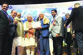 खट्टर ने 75 वर्ष से अधिक आयु के डॉक्टरों को ‘वट वृक्ष पुरस्कार’ से सम्मानित किया खट्टर ने 75 वर्ष से अधिक आयु के डॉक्टरों को ‘वट वृक्ष पुरस्कार’ से सम्मानित किया