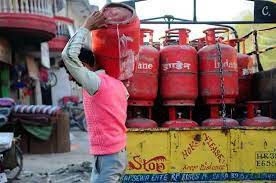देश में रोजाना 47.4 लाख घरेलू रसोई गैस सिलेंडरों की खपत होती देश में रोजाना 47.4 लाख घरेलू रसोई गैस सिलेंडरों की खपत होती