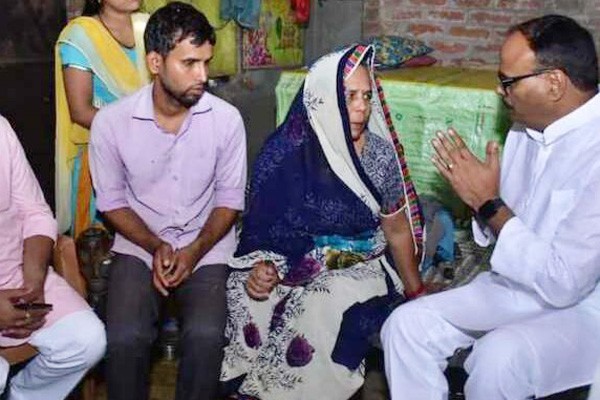 लखीमपुर में मृतक बीजेपी कार्यकर्ताओं के घर पहुंचे मंत्री बृजेश पाठक  - हादसे में मारे गए किसी भी किसान परिवार से मिलने नहीं गए बीजेपी नेता