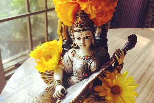 शुभ कार्यों में होता है पीले रंग का उपयोग शुभ कार्यों में होता है पीले रंग का उपयोग