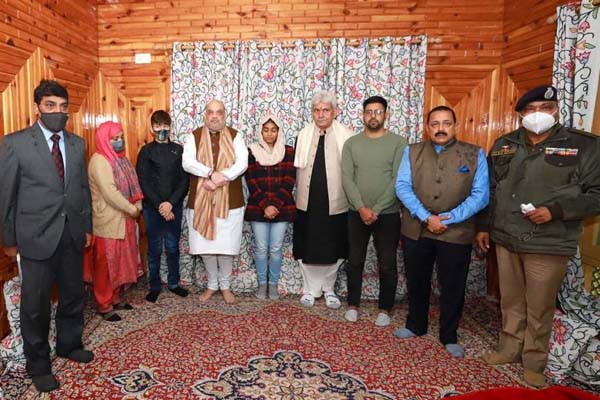 शहीद परवेज अहमद के परिवार से मुलाकात की शाह ने - तीन दिन के दौरे पर जम्मू-कश्मीर पहुंचे शाह 