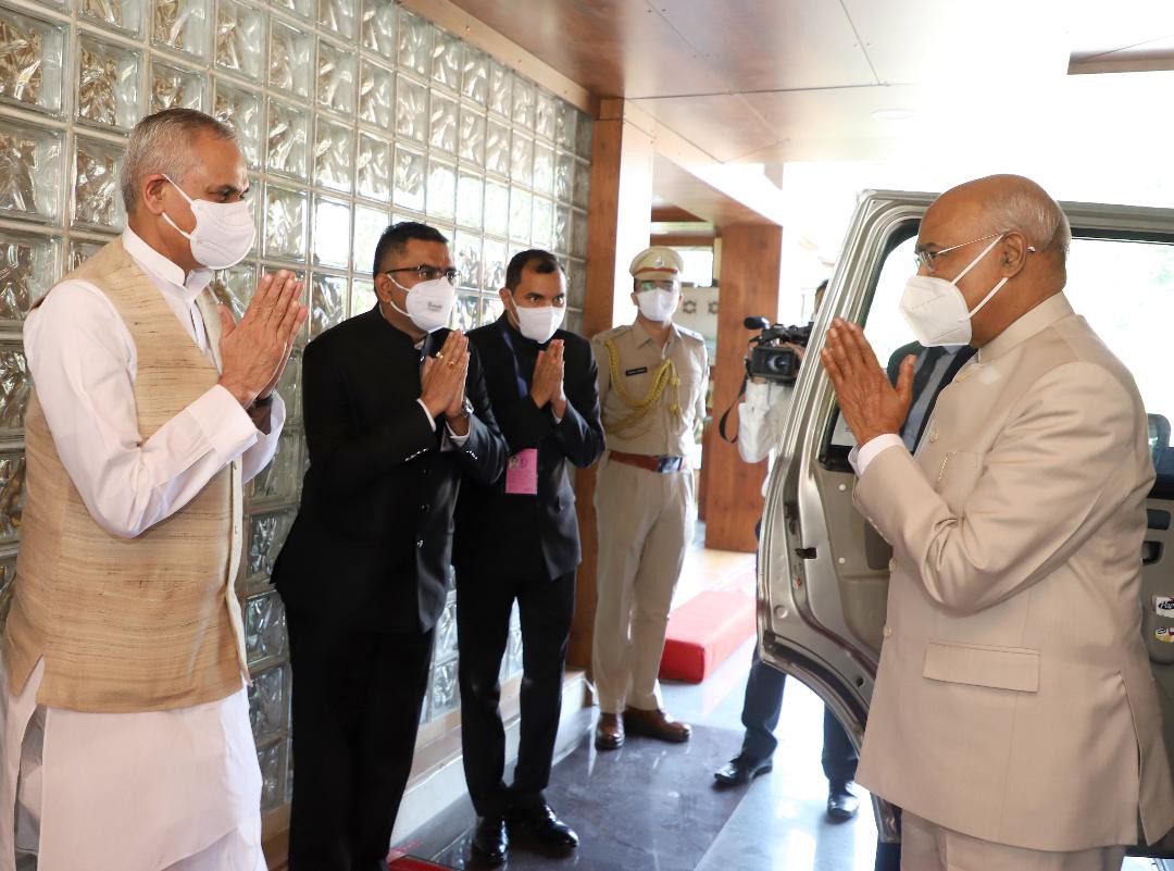 तीन दिवसीय दौरे पर गुजरात पहुंचे राष्ट्रपति, राजभवन में राज्यपाल ने किया स्वागत तीन दिवसीय दौरे पर गुजरात पहुंचे राष्ट्रपति, राजभवन में राज्यपाल ने किया स्वागत