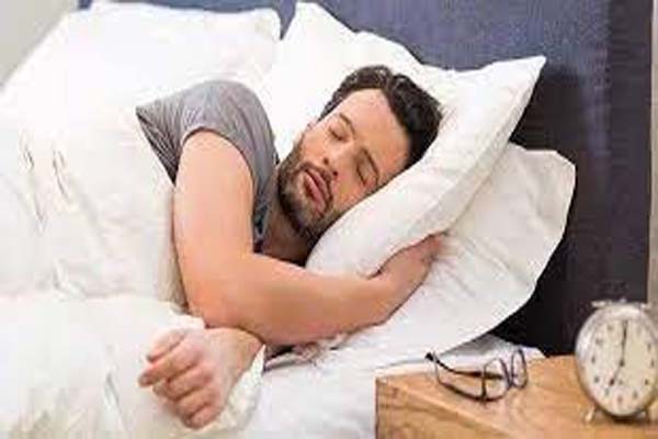 सिरहाने न रखें ये सामान सिरहाने न रखें ये सामान