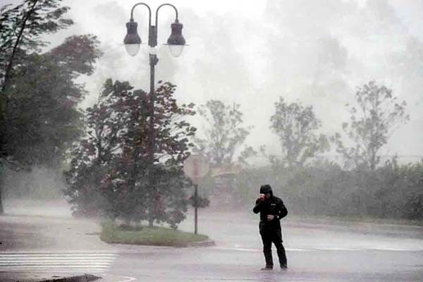 बॉम्ब साइक्लोन से जूझ रहा कैलिफोर्निया, आसमान में दिखा खतरनाक वायुमंडलीय नदी का बहाव बॉम्ब साइक्लोन से जूझ रहा कैलिफोर्निया, आसमान में दिखा खतरनाक वायुमंडलीय नदी का बहाव