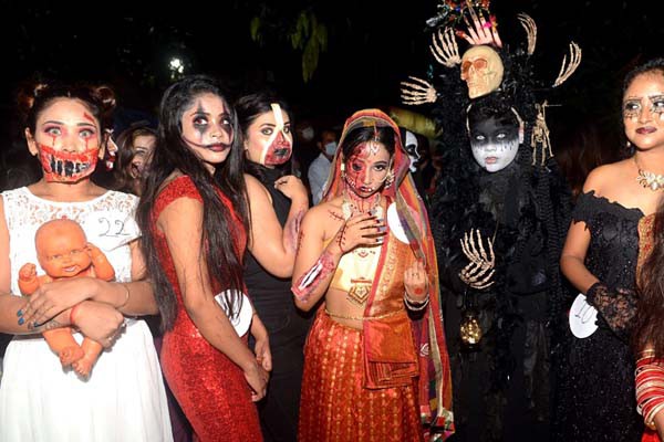 इजरायल की सड़कों पर दिखा 'दिल दहला देने वाला' नजारा, हैलोवीन डे पर लोगों ने पहने डरावने कपड़े इजरायल की सड़कों पर दिखा 'दिल दहला देने वाला' नजारा, हैलोवीन डे पर लोगों ने पहने डरावने कपड़े