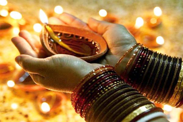 प्रकाश फैलाएं घर में आयेगी लक्ष्मी प्रकाश फैलाएं घर में आयेगी लक्ष्मी