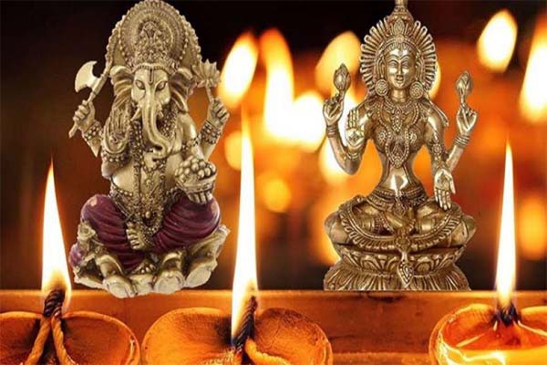 दीवाली पर सुख-समृद्धि के लिए इस प्रकार करें पूजा दीवाली पर सुख-समृद्धि के लिए इस प्रकार करें पूजा