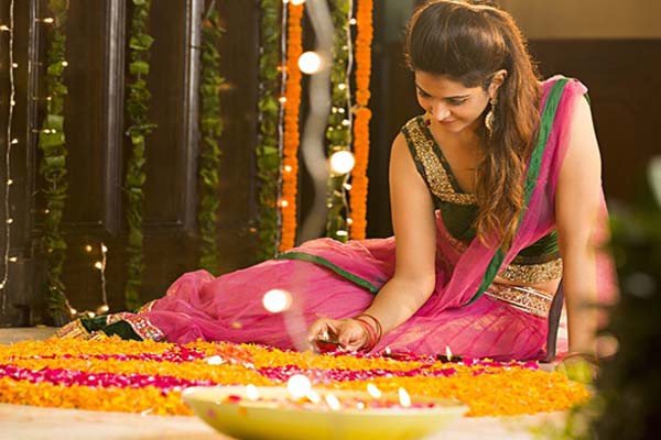 दिवाली में परंपरागत लुक अपनायें दिवाली में परंपरागत लुक अपनायें