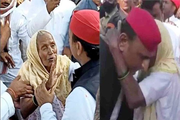 अखिलेश ने लिया फूलन देवी की मां के पैर छूकर आर्शीवाद -अपने वाहन से उतर कर फूलन देवी की मां मूला देवी के छुए पैर अखिलेश ने लिया फूलन देवी की मां के पैर छूकर आर्शीवाद -अपने वाहन से उतर कर फूलन देवी की मां मूला देवी के छुए पैर
