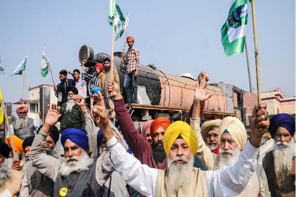 लखीमपुर घटना के विरोध में देशभर में किसानों का 'रेल रोको' अभियान लखीमपुर घटना के विरोध में देशभर में किसानों का 'रेल रोको' अभियान