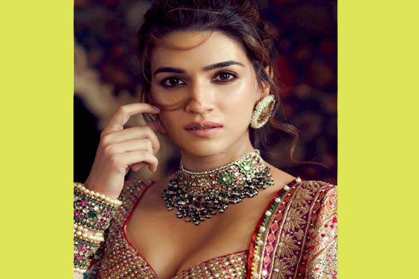 किसी दुल्हन से कम नहीं लग रही हैं कृति सेनन - हर तस्वीर से चला रही हुस्न का जादू किसी दुल्हन से कम नहीं लग रही हैं कृति सेनन - हर तस्वीर से चला रही हुस्न का जादू