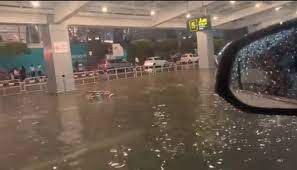 भारी बारिश से जलमग्न हुआ बेंगलुरु एयरपोर्ट -फ्लाइट पकड़ने के लिए यात्रियों को करनी पड़ रही है ट्रैक्टर की सवारी