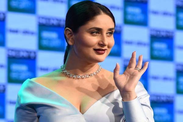 करीना दोनों बेटों को सिखाएगी कि वे किसी से भेदभाव ना करें -एक्ट्रेस तैमूर और जहांगीर को देना चाहती हैं ये सीख करीना दोनों बेटों को सिखाएगी कि वे किसी से भेदभाव ना करें -एक्ट्रेस तैमूर और जहांगीर को देना चाहती हैं ये सीख