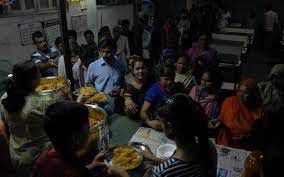 सोलन के अस्पताल में फ्री भोजन खाकर बिगड़ी मरीजों की हालत -अस्पताल में सामाजिक संस्था यह कार्य पिछले काफी वर्षों से कर रही है सोलन के अस्पताल में फ्री भोजन खाकर बिगड़ी मरीजों की हालत -अस्पताल में सामाजिक संस्था यह कार्य पिछले काफी वर्षों से कर रही है
