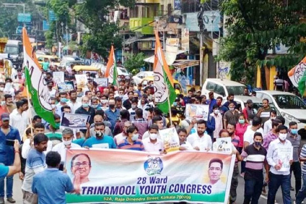 टीएमसी ने पेट्रोल-डीजल के दामों में वृद्धि के विरोध में कोलकाता में किया प्रदर्शन, फूंका पीएम मोदी का पुतला टीएमसी ने पेट्रोल-डीजल के दामों में वृद्धि के विरोध में कोलकाता में किया प्रदर्शन, फूंका पीएम मोदी का पुतला