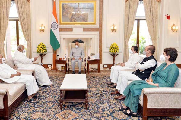 राष्ट्रपति कोविंद से मिला कांग्रेस का प्रतिनिधि मंडल, केंद्रीय गृह राज्य मंत्री को पद से हटने की मांग जब तक मंत्री हैं, तब तक निष्पक्ष जांच नहीं हो सकती राष्ट्रपति कोविंद से मिला कांग्रेस का प्रतिनिधि मंडल, केंद्रीय गृह राज्य मंत्री को पद से हटने की मांग जब तक मंत्री हैं, तब तक निष्पक्ष जांच नहीं हो सकती