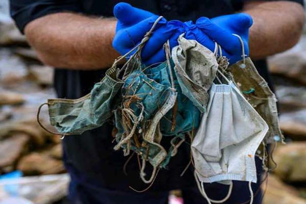 महामारी कोरोना में यूज कर फेंके दस्ताने और फेस मास्क से दुनिया में फैला 80 लाख टन कचरा : शोध महामारी कोरोना में यूज कर फेंके दस्ताने और फेस मास्क से दुनिया में फैला 80 लाख टन कचरा : शोध