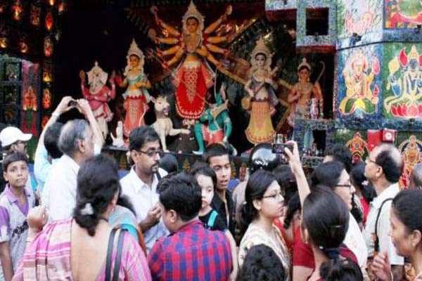 पूजा पंडालों में उमड़ती भीड़ बढ़ा रही है चिंता पूजा पंडालों में उमड़ती भीड़ बढ़ा रही है चिंता